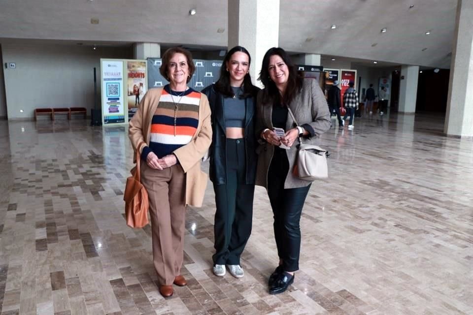 Luz del Carmen Díaz. María Salas y Elisa Torres
