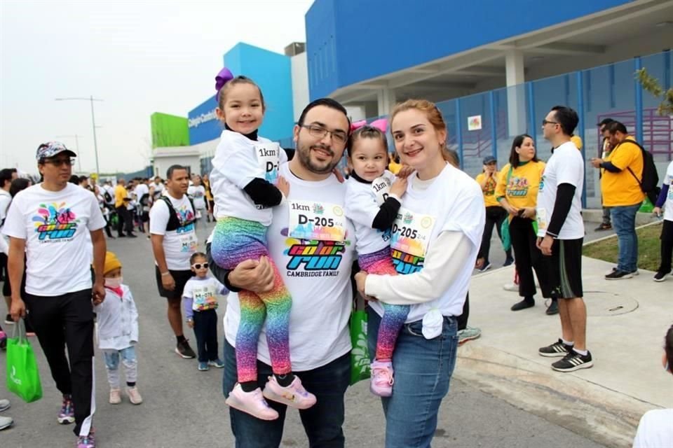 Alejandro Lozano y Adriana González con Lía y María Lozano