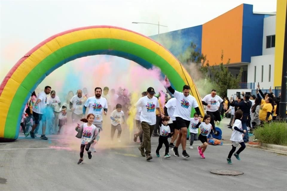 Con gran entusiasmo, familias completas participan en la tradicional carrera Color Run 2023, del Colegio Cambridge en la zona poniente.