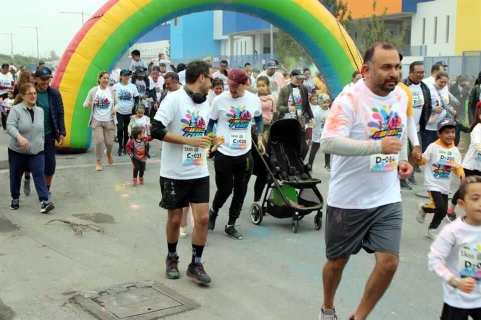 Con gran entusiasmo, familias completas participan en la tradicional carrera Color Run 2023, del Colegio Cambridge en la zona poniente.