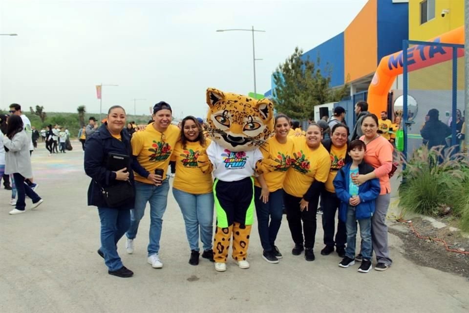 Con gran entusiasmo, familias completas participan en la tradicional carrera Color Run 2023, del Colegio Cambridge en la zona poniente.