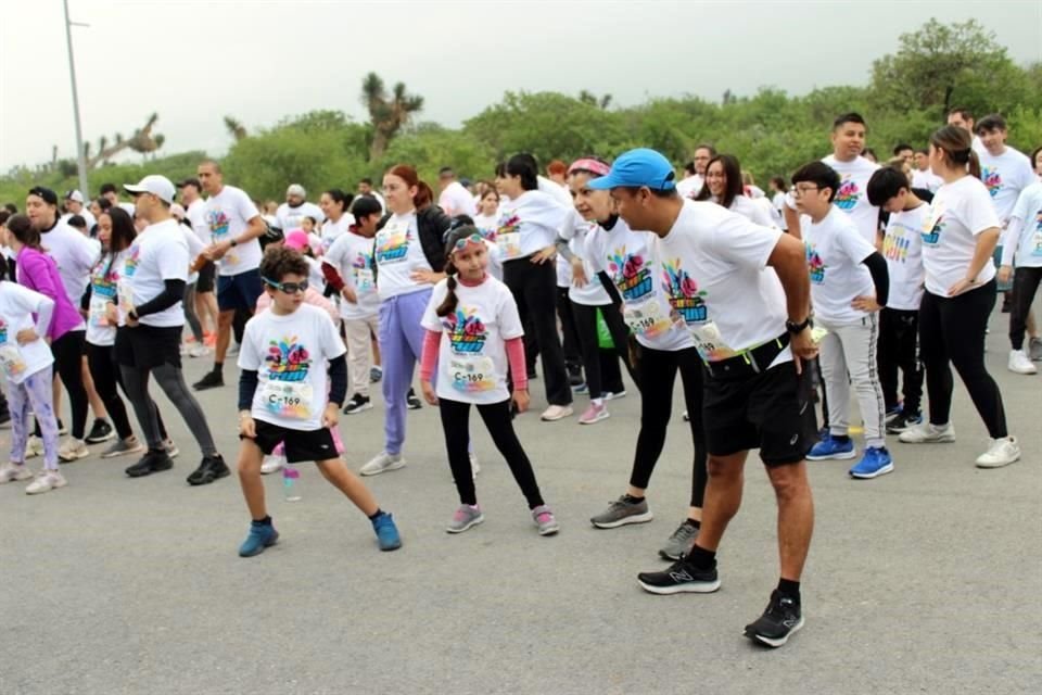 Con gran entusiasmo, familias completas participan en la tradicional carrera Color Run 2023, del Colegio Cambridge en la zona poniente.