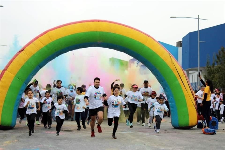 Con gran entusiasmo, familias completas participan en la tradicional carrera Color Run 2023, del Colegio Cambridge en la zona poniente.