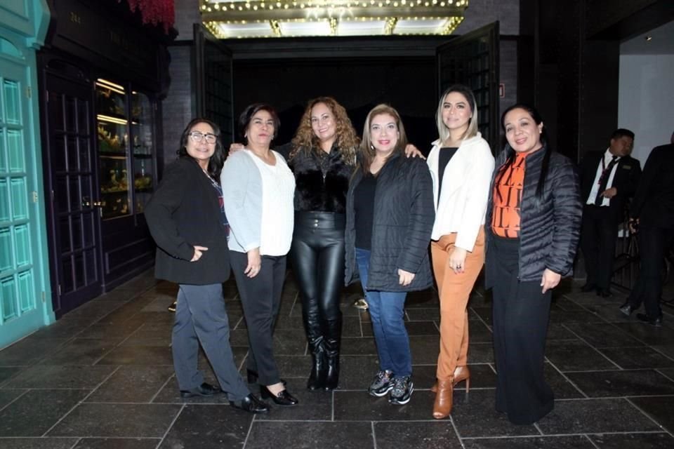 Dora Muñiz, Olga Flores Cano, Gabriela Rangel, Any Ramos, Angie Leal y Olga Oliver