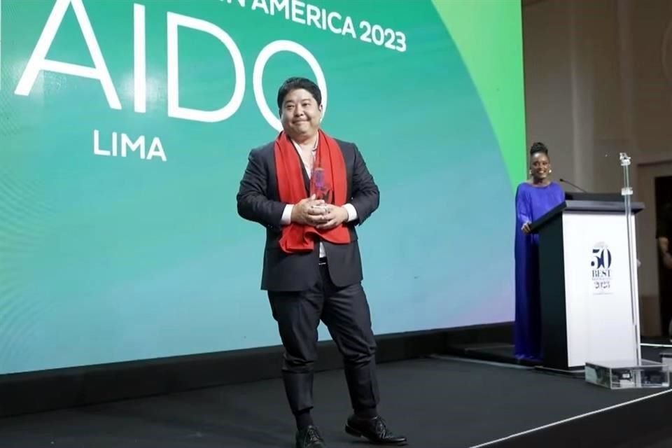 Mitsuharu Tsumura, chef de Maido, emocionado por conseguir la máxima presea del conteo.