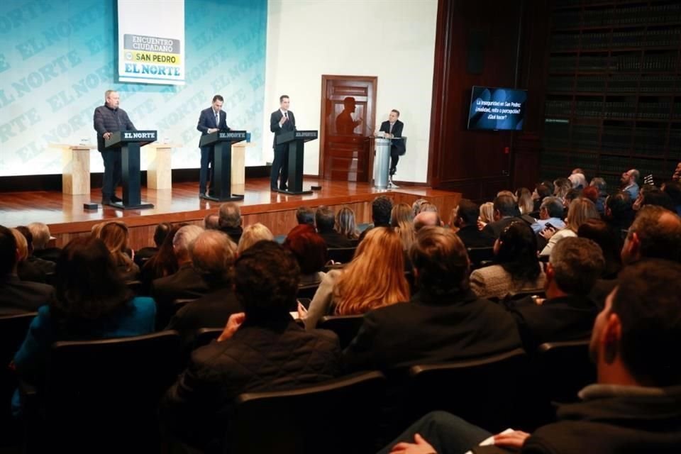 Los asistentes presenciaron las críticas de los aspirantes a la administración de Miguel Treviño y recibieron sus propuestas de mejora.