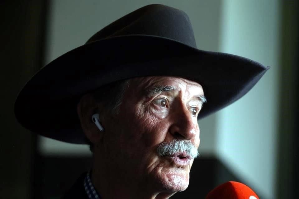 Entre las 555 páginas del libro también aparece el ex Presidente Vicente Fox, a quien se refiere como alguien inepto, mediocre, traidor y hasta chiflado.