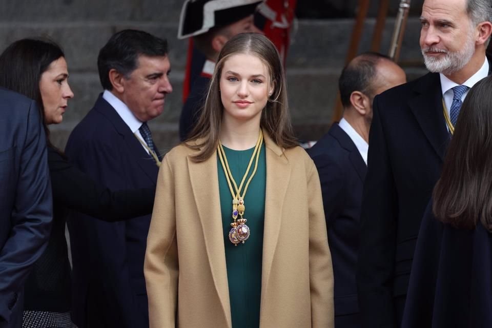 Leonor lució un vestido verde botella del diseñador Adolfo Domínguez.