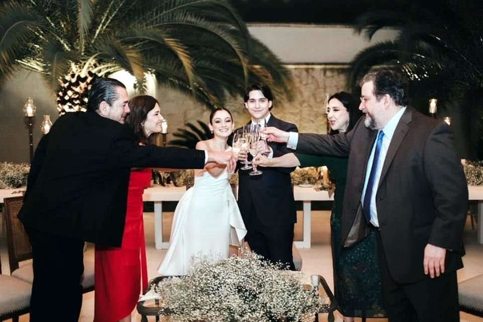 Susana Guerra Cavazos y Alfonso Calderón Herrera con sus paás durante el brindis.