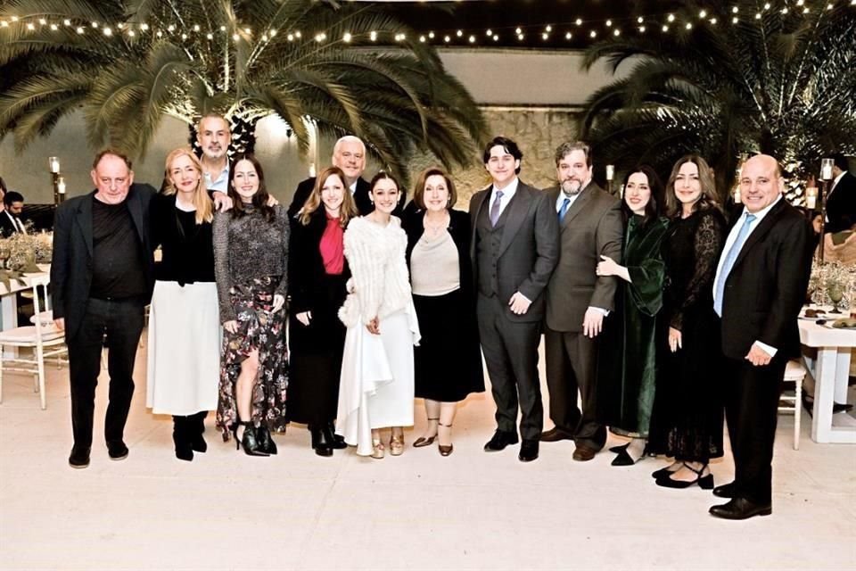 La pareja con la familia materna del novio.
