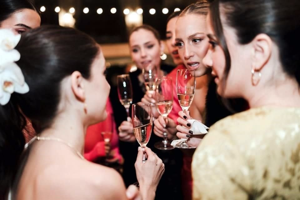 La novia con algunas amistades.