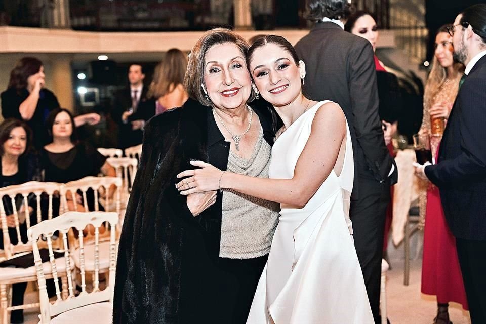 La novia con Magdalena Garza de Herrera, abuelita del novio