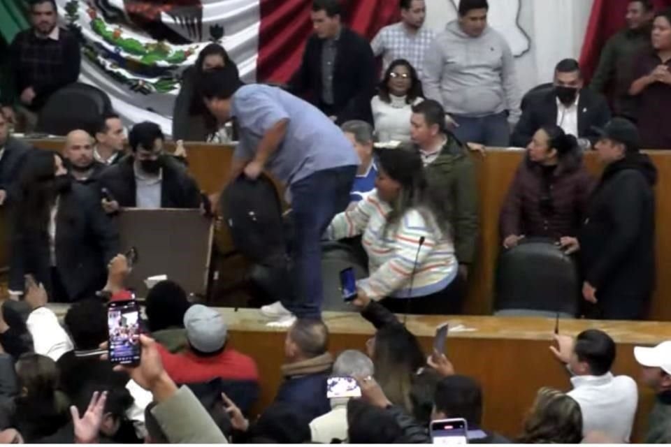 Uno de los que irrumpieron en el Congreso se subió a la Tribuna.