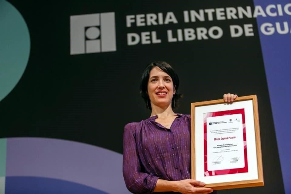 La escritora colombiana María Ospina Pizano recibió el Premio Sor Juana Inés de la Cruz 2023.