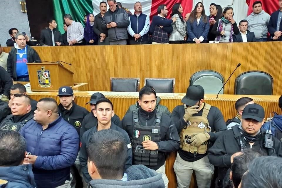 Los legisladores se atrincheraron en la parte alta.