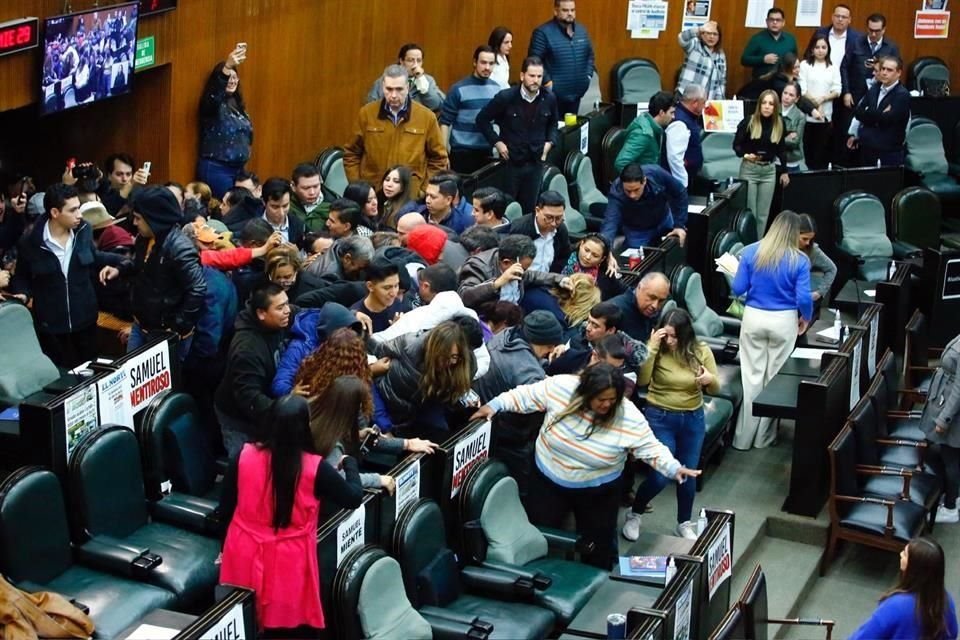 El pasado 29 de noviembre, decenas de personas ligadas a MC forzaron las puertas del recinto legislativo y llegaron hasta el salón de sesiones.