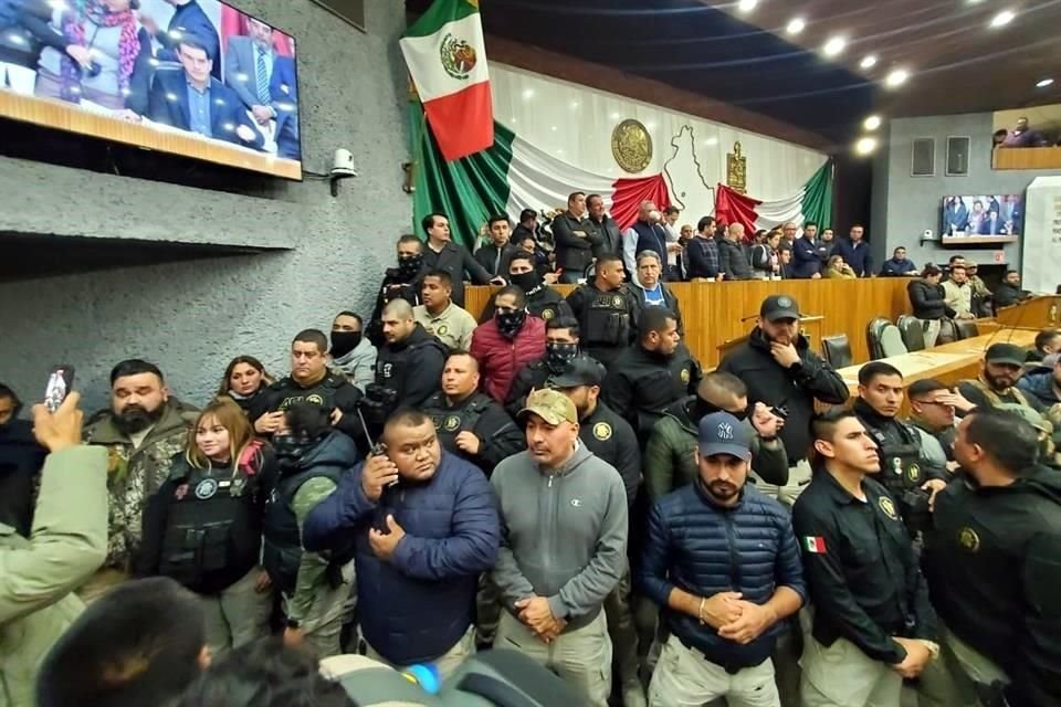 Los Diputados Eduardo Gaona, Norma Benítez y Tabita Ortiz intentraron subir a la tribuna pero fueron frenados por elementos de la AEI, pero luego los dejaron subir.