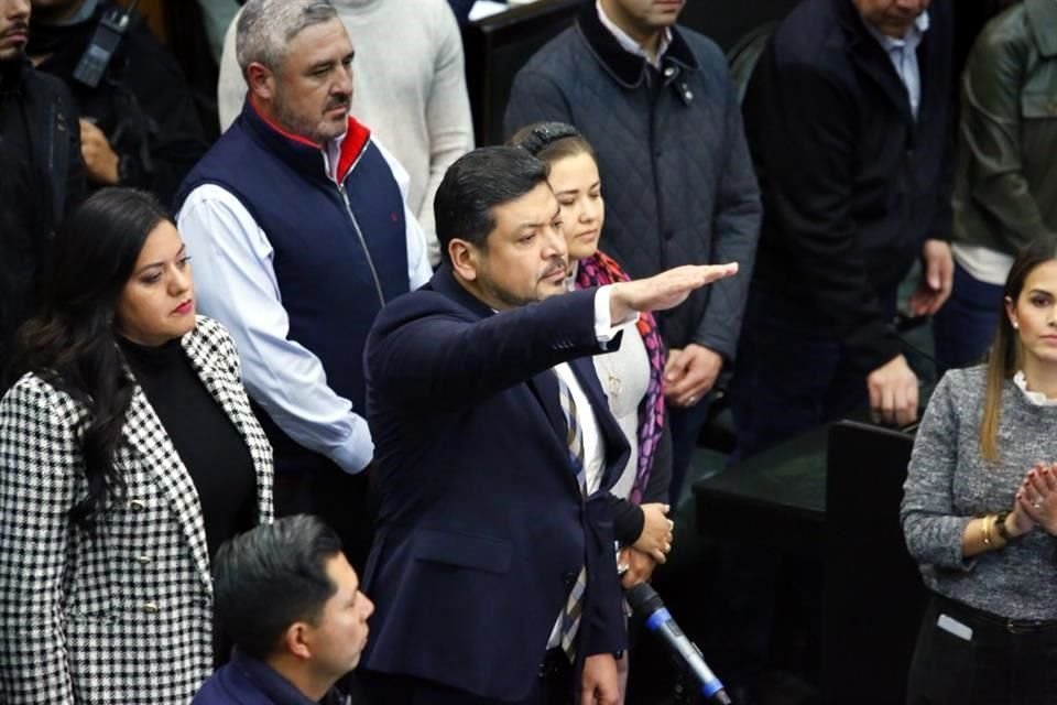 Dentro, los Diputados aprobaron la designación de Luis Enrique Orozco como Gobernador Interino y de inmediato lo llamaron para tomar protesta.