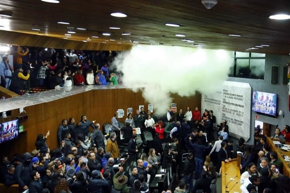 Los manifestantes lanzaron una bomba de humo en el pleno.