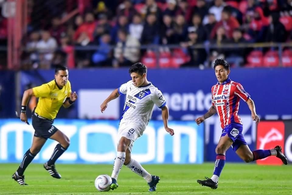 Alfonso González inició el partido, pero salió en el mismo primer tiempo por Rogelio Funes Mori.