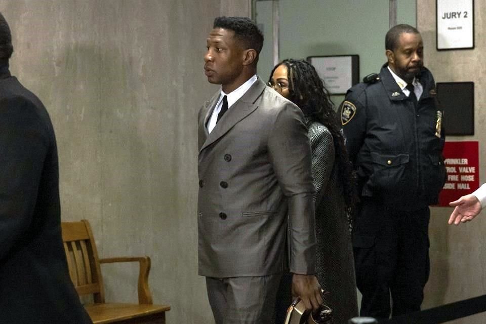 Da inicio el juicio de Jonathan Majors, quien acudió con su novia Meagan Good, por delitos menores de agresión y acoso contra su ex pareja.