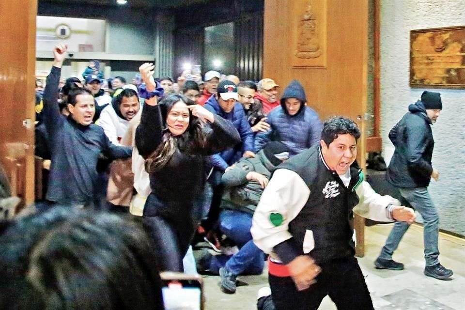 Una turba de emecistas forzó la puerta de entrada del Congreso el 29 de noviembre.