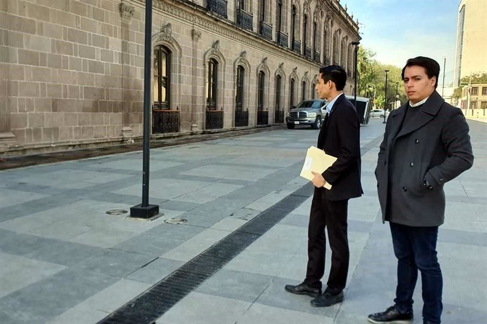 Elementos de seguridad le sugirieron al personal del Congreso regresar mañana.