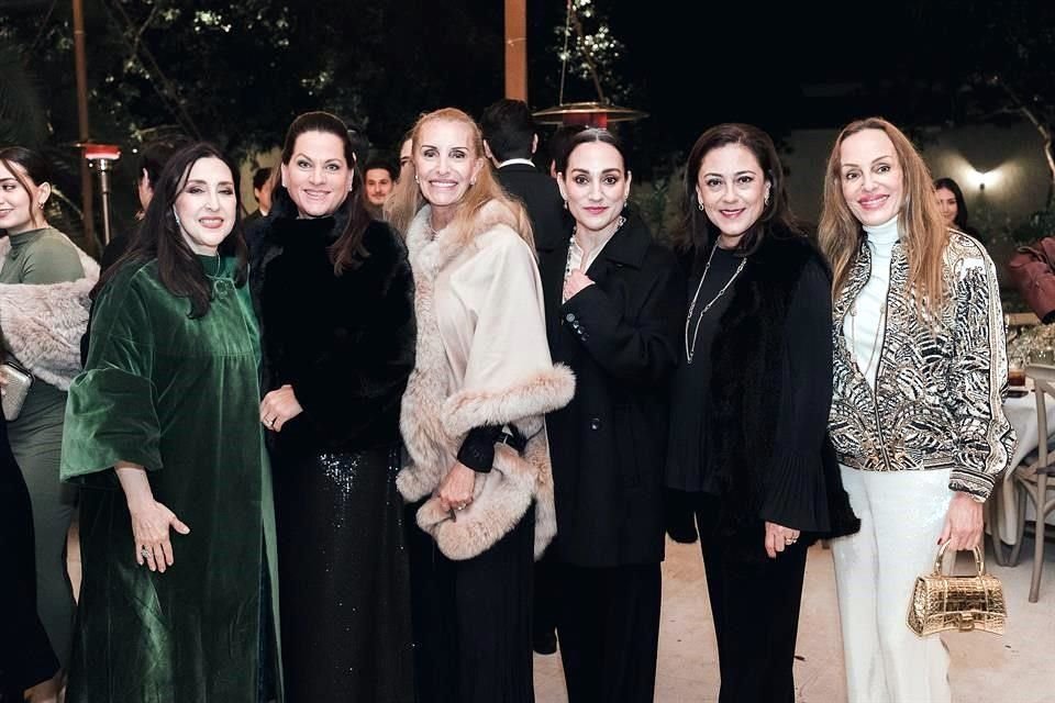 Magdalena Herrera de Calderón, Brenda Arpee de Calderón, Gachy Calderón de Rubio, Fernanda Calderón de González, Marcela Martínez de Calderón y Maru Calderón Rojas