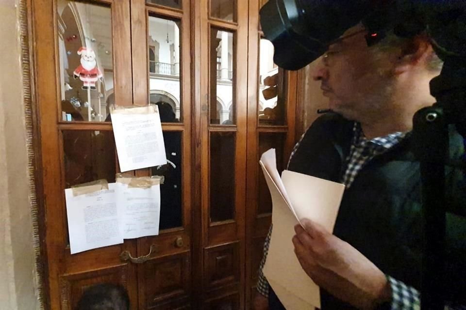 Los trabajadores del Congreso pegaron documentos en las puertas del Palacio de Gobierno.