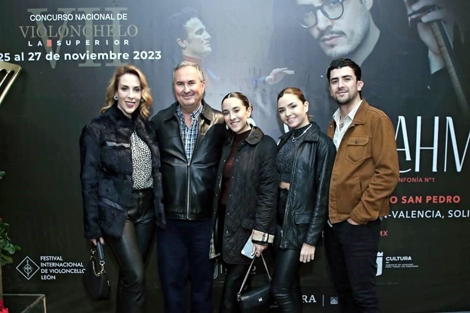 Carolina Cepeda, Enrique Torres, Dalia Torres, Roberta Dávalos y Enrique Torres