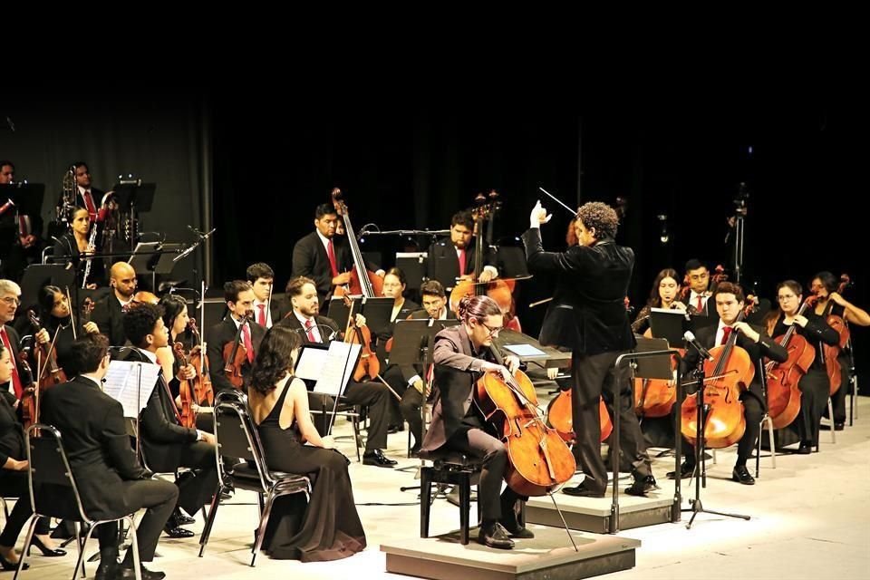 El violonchelista colombiano Santiago Cañón-Valencia y la orquesta filarmónica La Súper.