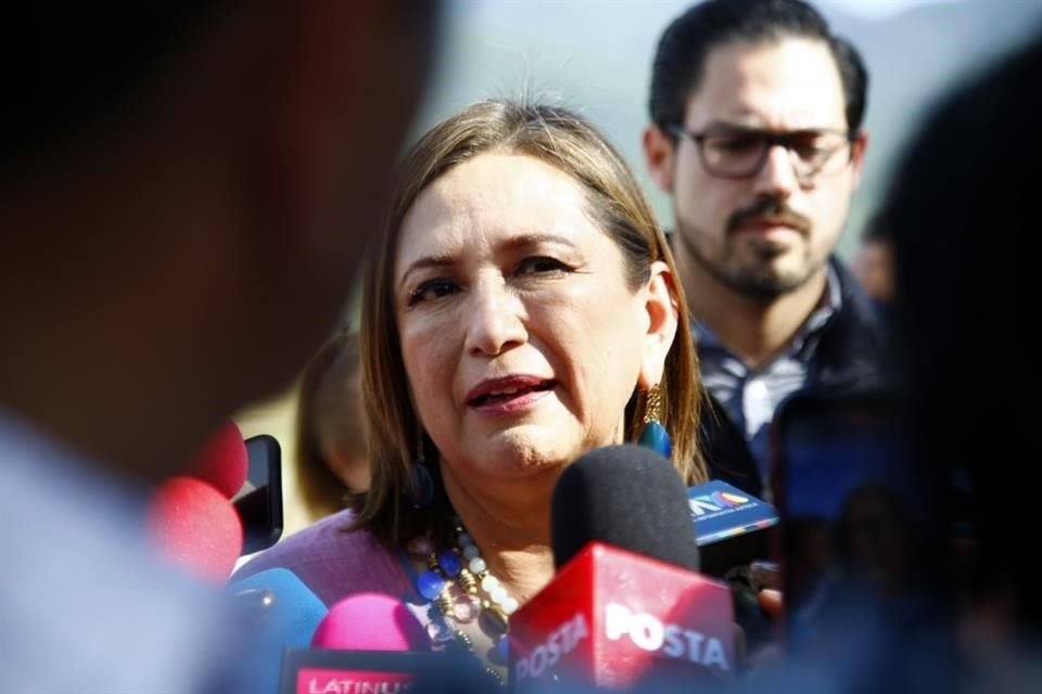 La precandidata presidencial, Xóchitl Gálvez, recorre el malecón de la presa La Boca y dialoga con los comerciantes.