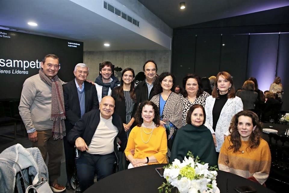 Alejandro Cantú, Carlos Domínguez, Alex Cantú, Lissy Giacomán, Gerardo Giacomán, Sofía Giacomán, Victoria de Hammud, Lissy de Giacomán, Elías Giacomán, Gloria de Giacoman, Minis Colyer y Rosa de Cantú