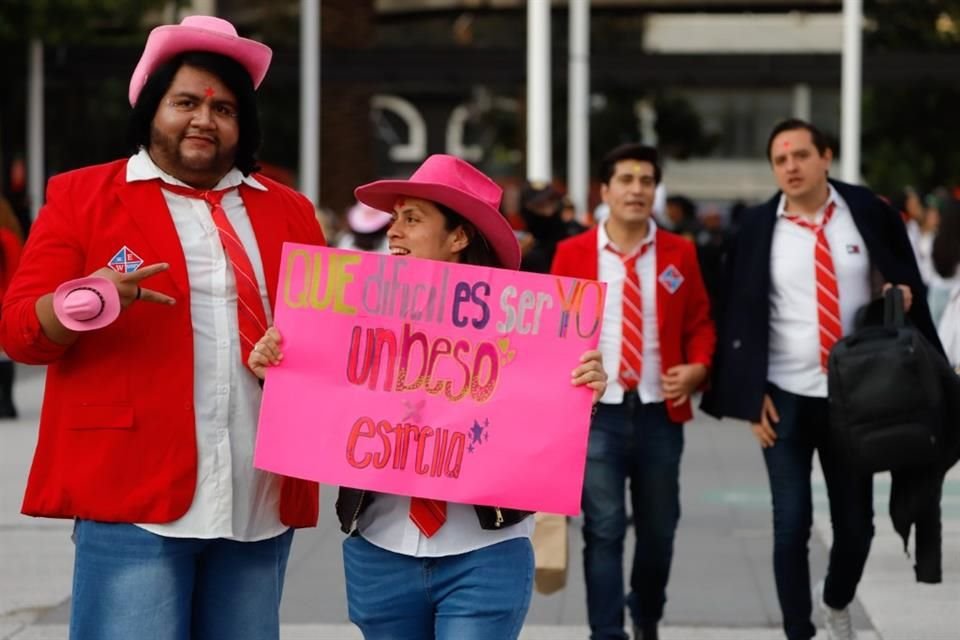 Fans de RBD llegan al Foro Sol para el concierto.