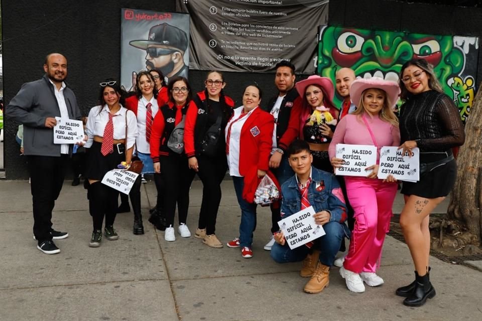 Fans de RBD acuden disfrazados al concierto.