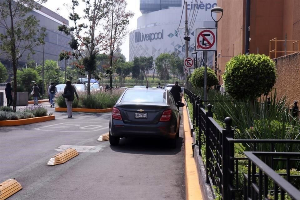 Una ciclovía ubicada a un costada del centro comercial es permanentemente invadida.