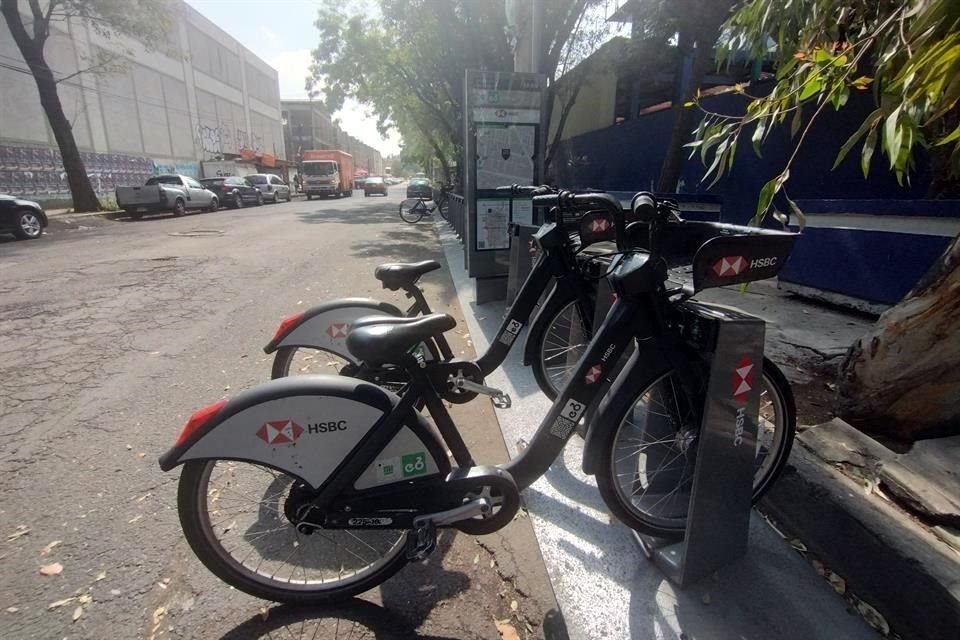 Señalan ciclistas que locatarios se oponen por lugares de estacionamiento.