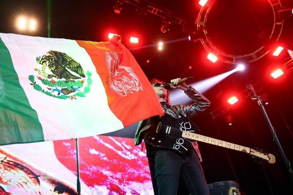 Como es costumbre, el grupo presumió la bandera de México.