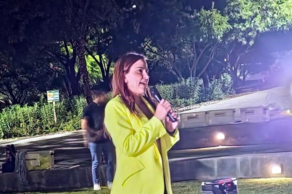 Reunida con su familia y un grupo de simpatizantes en el Parque de Bosques del Valle, Clariond ofreció un mensaje previo a la captación de firmas.