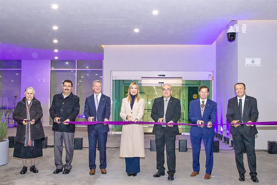 Sor Beatriz Zambrano, Carlos Alberto Guevara, Ernie Sadau, Alma Rosa Marroquín, Horacio Garza, Mauricio Zambrano y Carlos Montemayor.