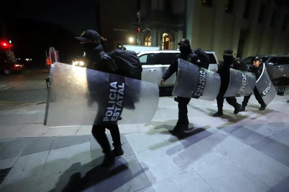 Elementos de Fuerza Civil y del escuadrón antimotines arriban al Palacio de Gobierno.