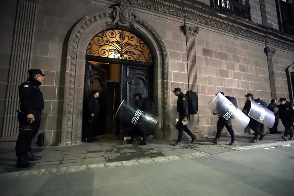 Elementos de Fuerza Civil y del escuadrón antimotines arriban al Palacio de Gobierno.