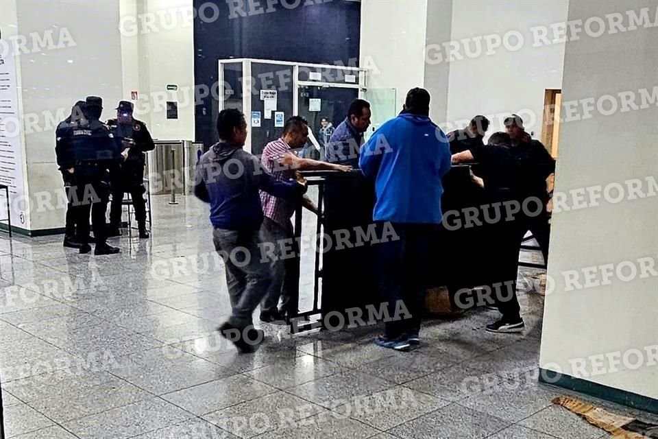 Un grupo de 20 trabajadores llegaron en un camión de Seguridad Pública para instalar los sistemas en la entrada principal del edificio.