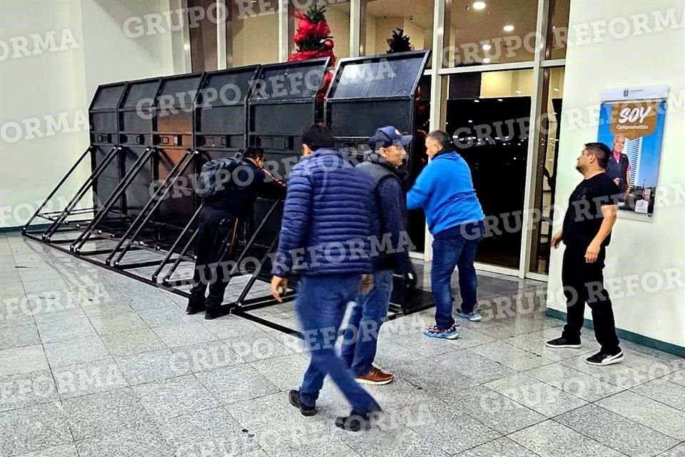 Cada una de estas vallas mide poco más de dos metros de alto por 1.7 de ancho.