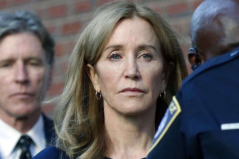 La actriz Felicity Huffman, quien fue a prisión por alterar resultados académicos de su hija, dijo sentirse arrepentida y con remordimiento.