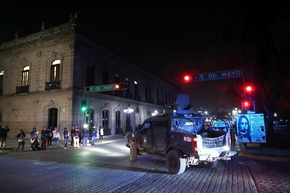 Unidades Black Mambas circulan alrededor de Palacio de Gobierno.