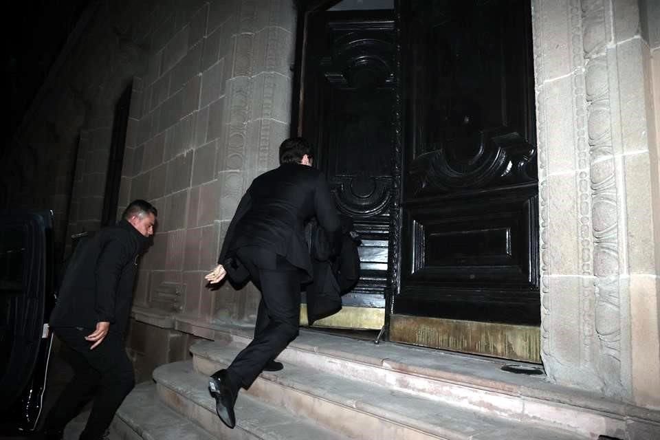 Hace un año el Gobernador regresó literalmente corriendo al Palacio de Gobierno para reasumir el cargo a las 0:49 de la madrugada.