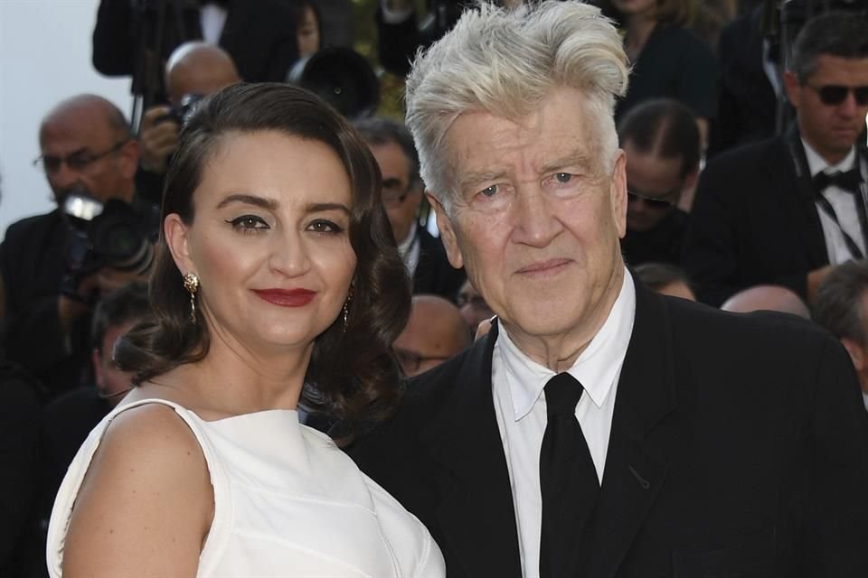 La actriz Emily Stofle le solicitó el divorcio al cineasta David Lynch, tras 14 años de matrimonio; pide custodia de hija y manutención.