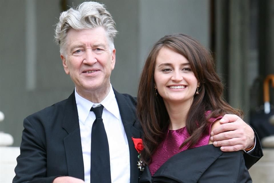 La actriz Emily Stofle le solicitó el divorcio al cineasta David Lynch, tras 14 años de matrimonio; pide custodia de hija y manutención.