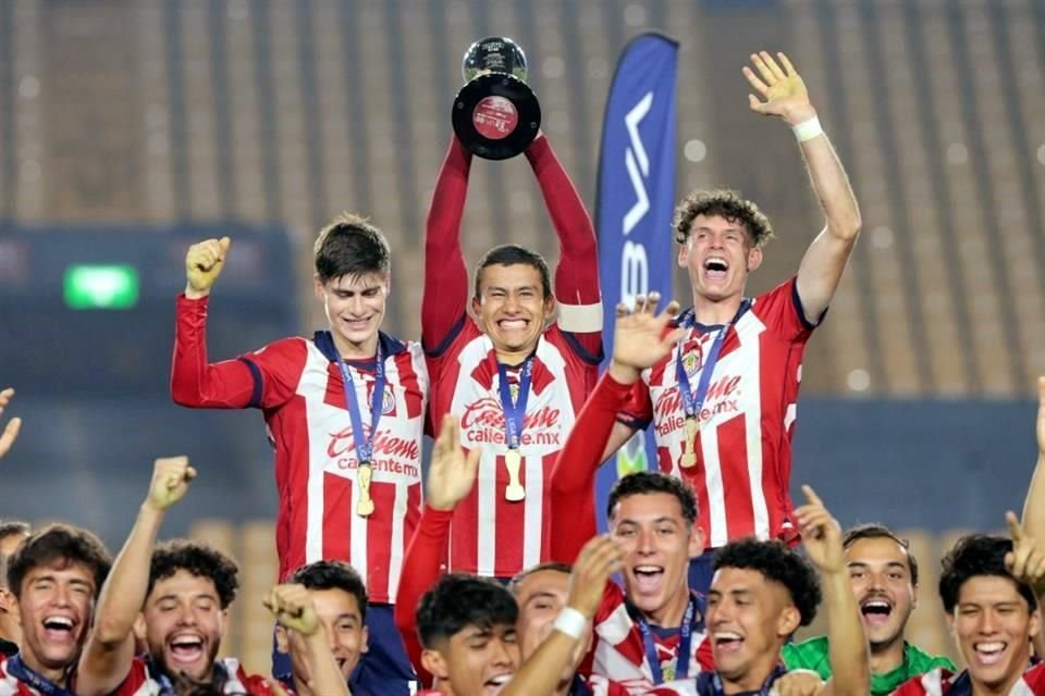 Con par de goles en la prórroga, Chivas se coronó en la Sub 23.